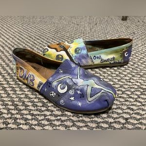 Hand painted DMB Toms! Dave Matthew’s Band - Dreamin Bohemian. Women’s 7